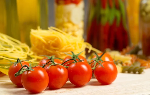 Close-up of cherry tomatoes and pasta — Stock Photo, Image