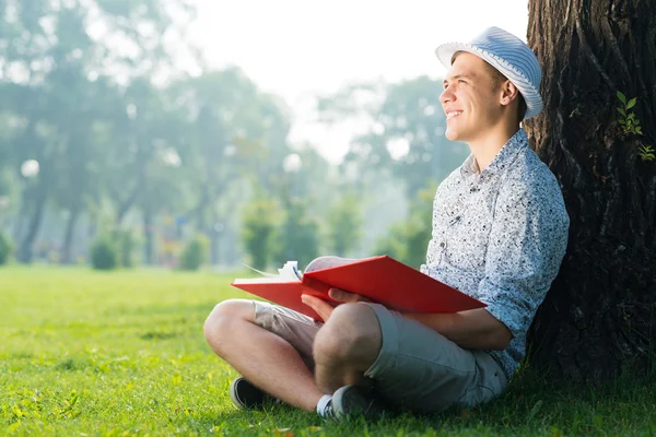 Giovane che legge un libro — Foto Stock