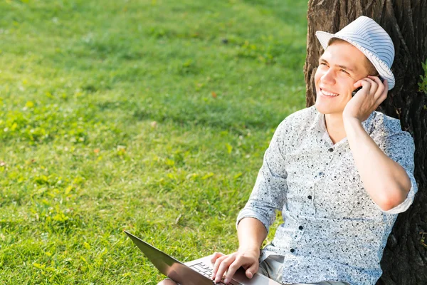 Hombre joven con un teléfono celular —  Fotos de Stock