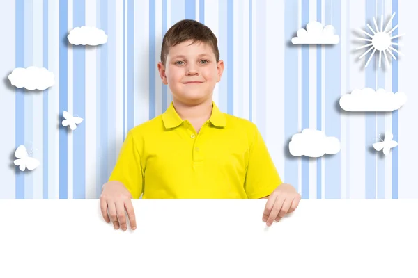 Pojken håller en vit banderoll — Stockfoto
