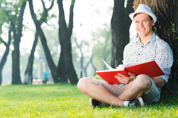 Junger Mann liest ein Buch — Stockfoto