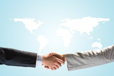 İki işadamı el sıkışıyor.