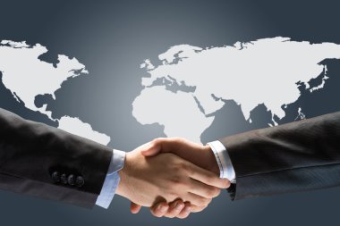 İki işadamı el sıkışıyor.
