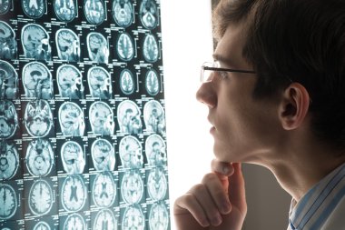 erkek Doktor Röntgen görüntü olarak arıyor