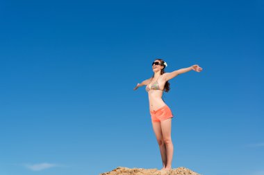 Mavi gökyüzü arka plan üzerinde genç kadın