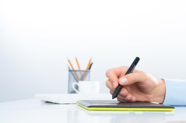 Tasarımcı el çizimi bir grafik tablet