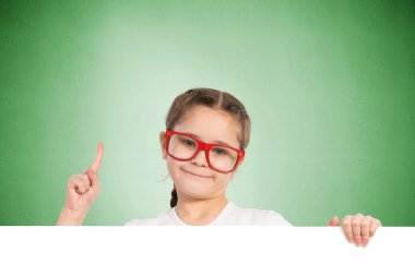 Beyaz bir bayrak tutan kız