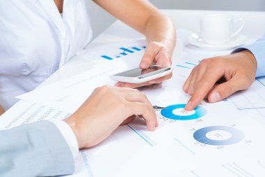iş adamları toplantı hedeflerini tartışmak