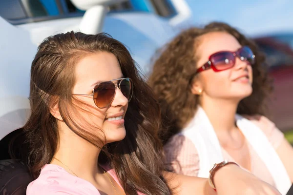 Deux jolies jeunes femmes portant des lunettes de soleil — Photo