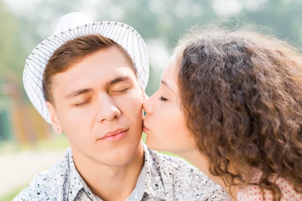 Menina beijando um homem na bochecha — Fotografia de Stock