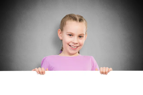 Ragazza con uno striscione bianco — Foto Stock