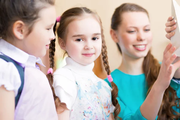 Kinderen tekenen met de leraar — Stockfoto