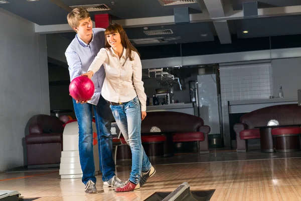 Mladý pár hraje bowling — Stock fotografie