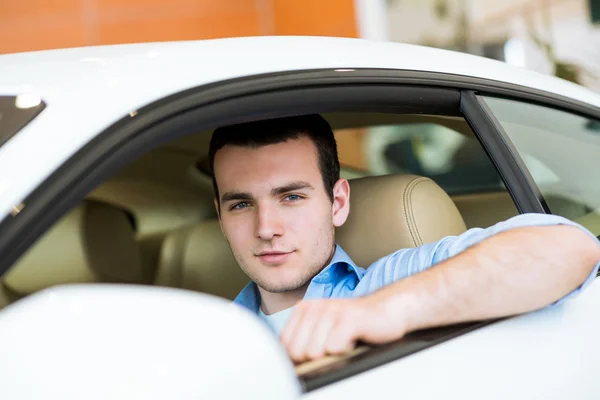 Retrato de un hombre en un coche — Foto de Stock