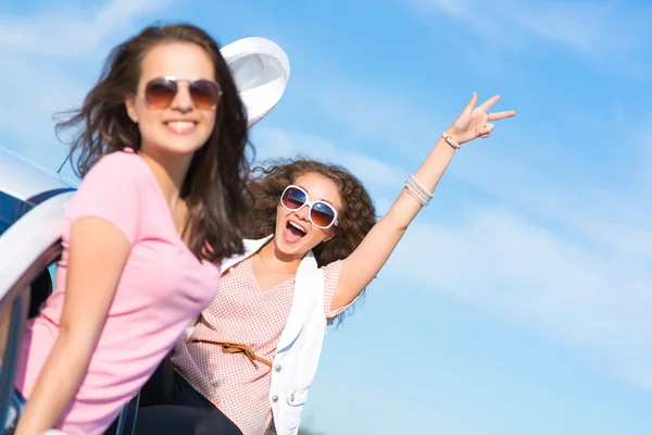 Ung attraktiv kvinna i solglasögon — Stockfoto