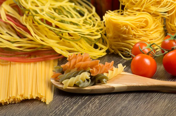 Pasta op een houten tafel — Stockfoto