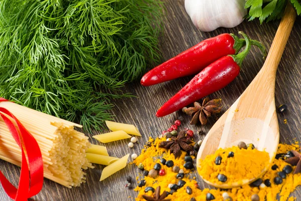 Italian spaghetti and vegetables — Stock Photo, Image