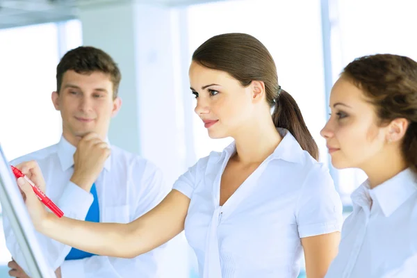 Businessmen are meeting near the flipchart — Stock Photo, Image