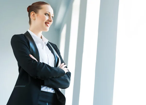 Junge moderne Geschäftsfrau — Stockfoto