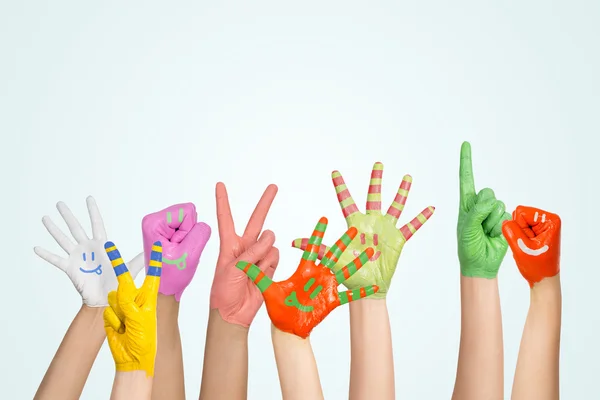 Mãos de crianças pintadas — Fotografia de Stock