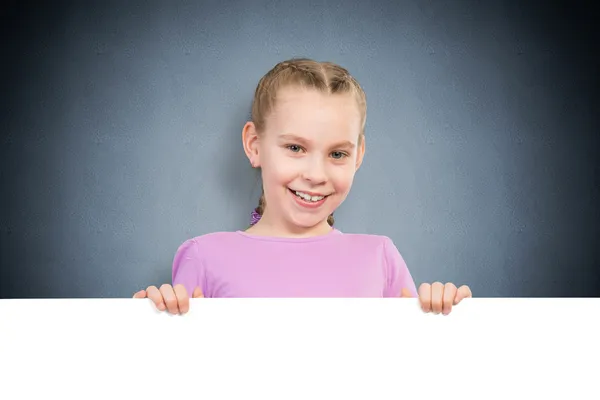 Niña sosteniendo una pancarta blanca —  Fotos de Stock