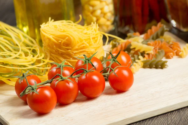 Zbliżenie z pomidorkami cherry i makaron — Zdjęcie stockowe