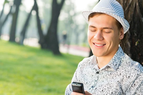 Jovem com um telefone celular — Fotografia de Stock