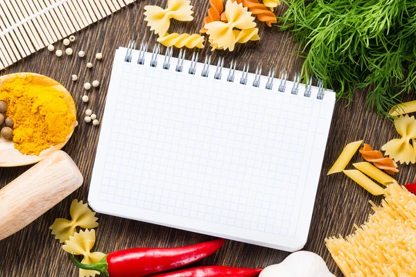 Especiarias e legumes em torno do caderno — Fotografia de Stock