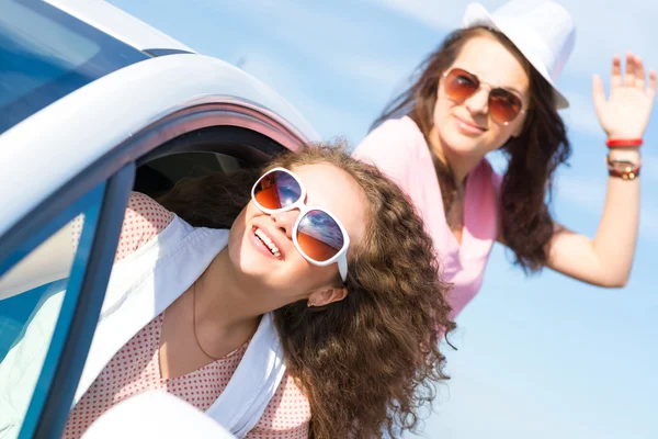 Jeune femme attrayante dans les lunettes de soleil — Photo