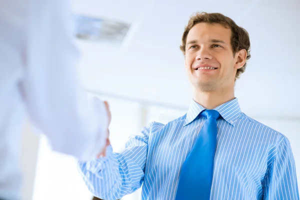 Zakenman schudden handen met een collega — Stockfoto