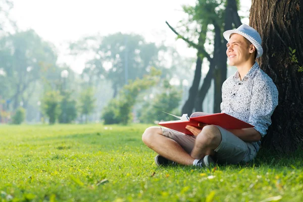 Jongeman die een boek leest — Stockfoto