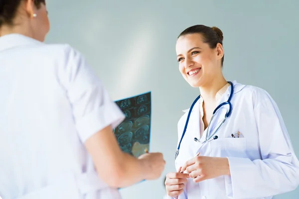 Médico conversando com um colega — Fotografia de Stock