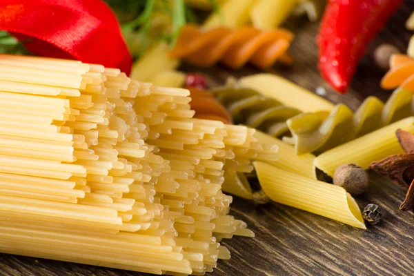 Italian spaghetti and vegetables — Stock Photo, Image