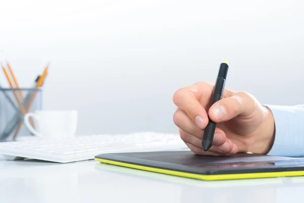Designer hand drawing a graph on the tablet — Stock Photo, Image