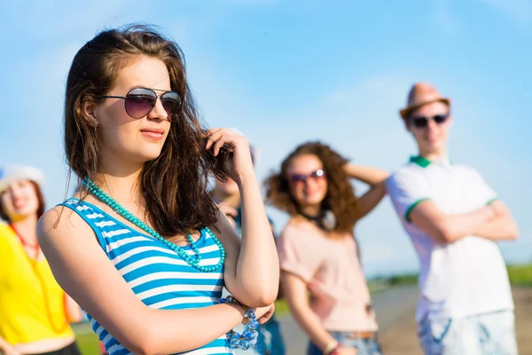 Elegante giovane donna in occhiali da sole — Foto Stock