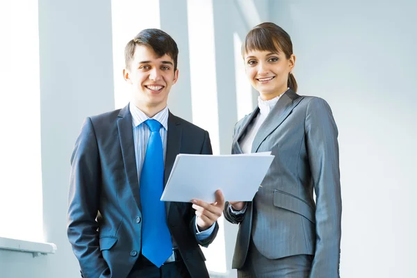 Zwei Geschäftspartner diskutieren Berichte — Stockfoto