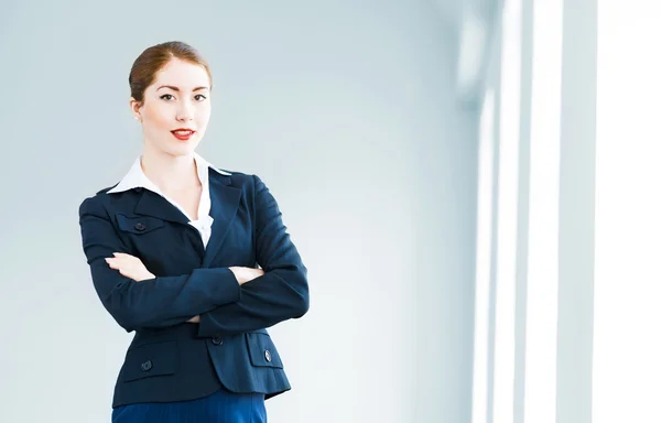 Junge moderne Geschäftsfrau — Stockfoto