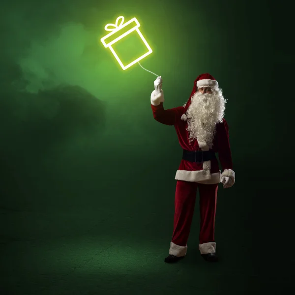 Noel Baba parlayan bir hediye düzenliyor — Stok fotoğraf