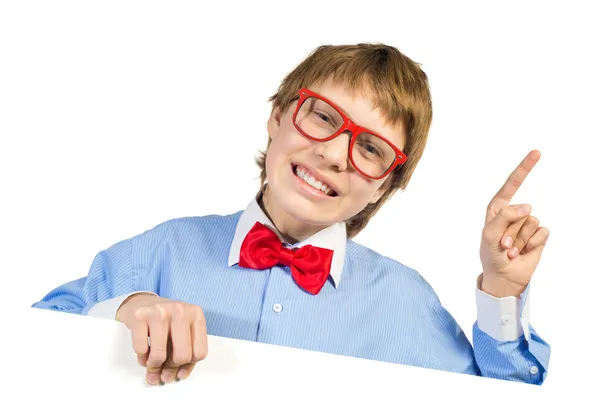 Niño con gafas sosteniendo un cartel blanco — Foto de Stock