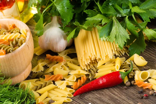 Italienska spagetti och grönsaker — Stockfoto