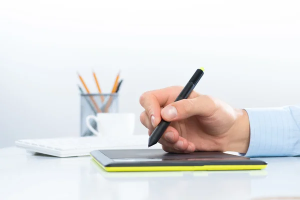 Designer hand drawing a graph on the tablet — Stock Photo, Image