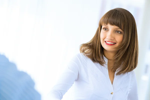 Mujer de negocios estrechando la mano con un cliente — Foto de Stock