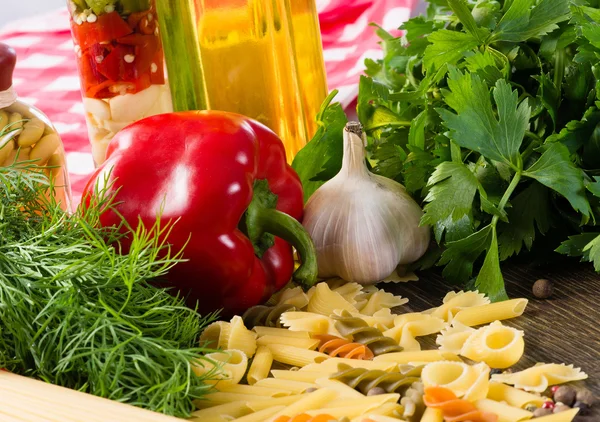 Italian spaghetti and vegetables — Stock Photo, Image