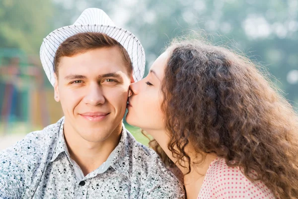 Kız erkek yanağından öpmek — Stok fotoğraf