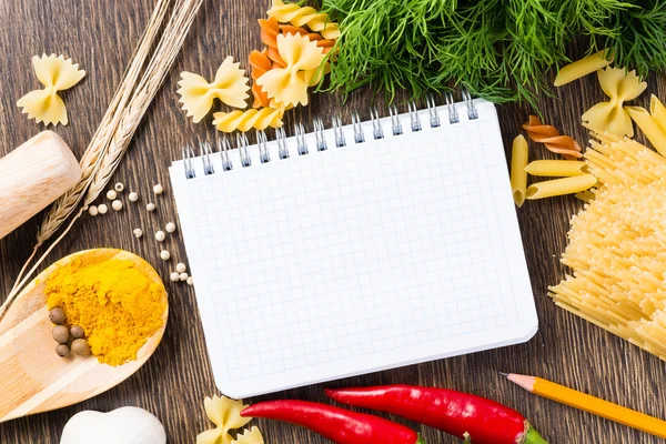 Spezie e verdure intorno notebook — Foto Stock