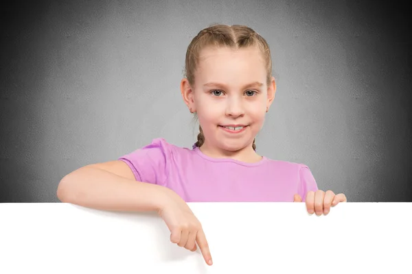 लड़की एक सफेद बैनर पकड़े हुए — स्टॉक फ़ोटो, इमेज