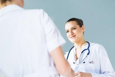bir meslektaşım ile konuşan doktor