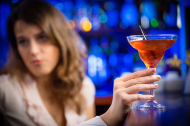 bir martini cam ile el Close-Up