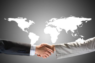 İki işadamı el sıkışıyor.