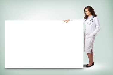 genç kadın doktor yakın boş ana başlık ayakta